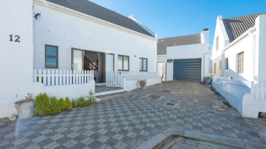 To Let 4 Bedroom Property for Rent in Struisbaai Western Cape